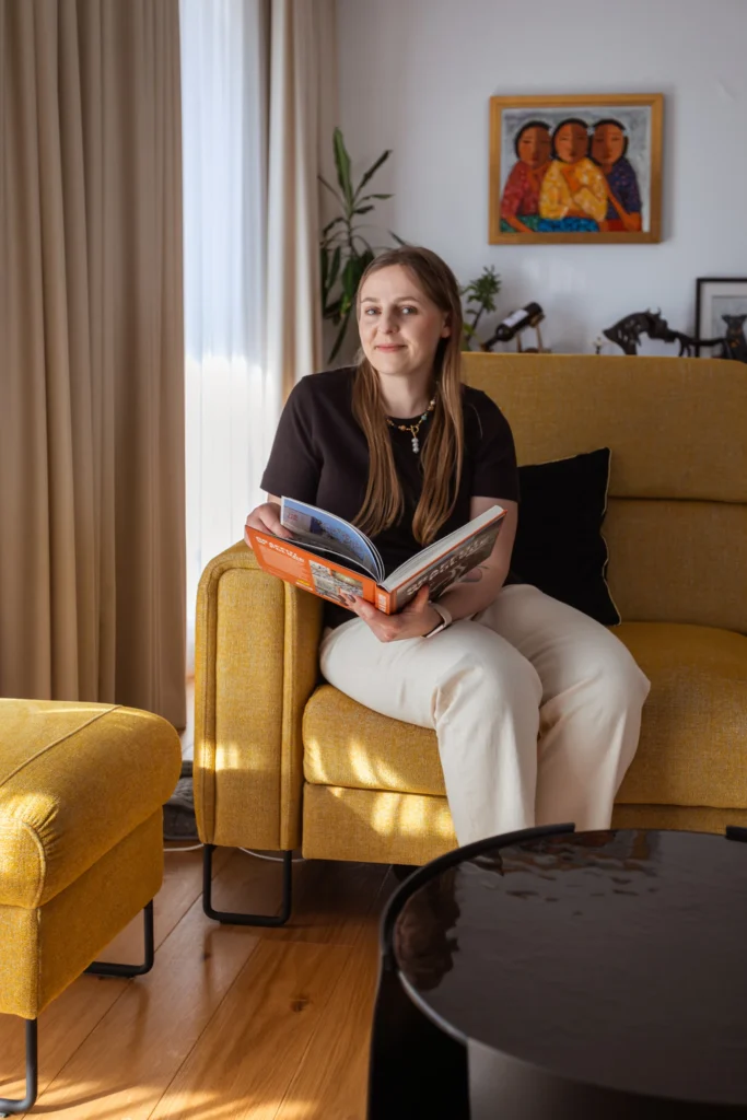 Alicja Olech – projektantka wnętrz w przytulnym salonie podczas pracy nad aranżacją